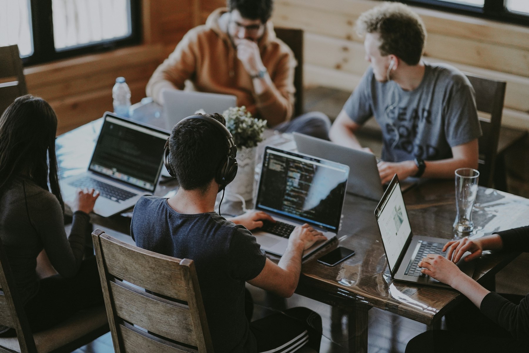 Workshop-Gruppe an Laptops im Seminarraum